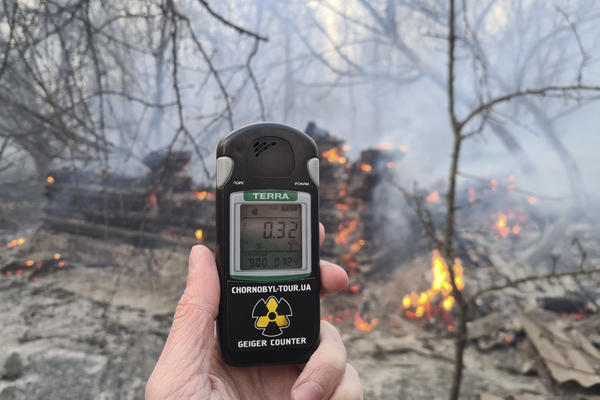 ŠUMSKI POŽARI BUKTE OKO ČERNOBILJA: Vatrogasac je sada kod reaktora primetio nešto zastrašujuće! (VIDEO)