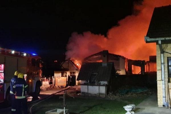 ČUČKOVIĆ OBJAVIO SLIKE STRAVIČNOG POŽARA KOJI SE DESIO NOĆASU OBRENOVCU! Vatrogasci se borili celu noć (FOTO)