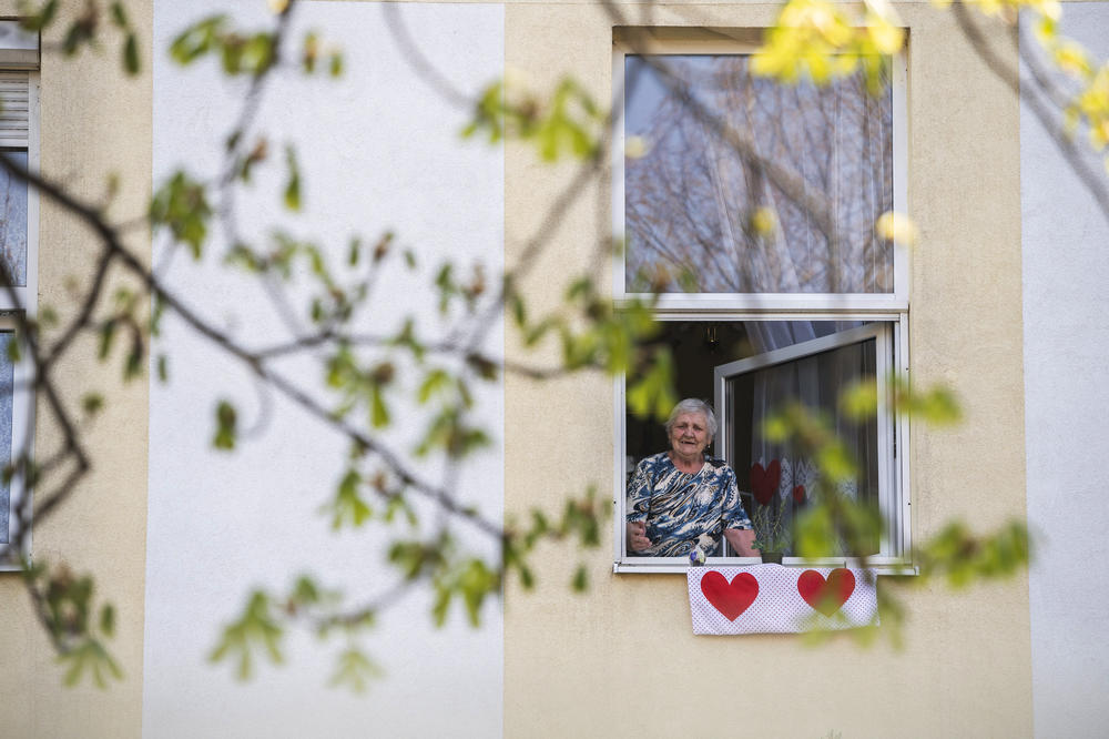 BAKA (93) IZAŠLA NA PROZOR SA PORUKOM KOJA JE ODUŠEVILA SVE: Najjači prizor iz izolacije! (FOTO)