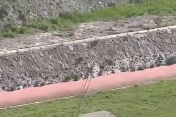 KROZ KRAGUJEVAC TEČE SKROZ CRVENA REKA! Da li je ova fotografija dokaz da nam preti EKOLOŠKA KATASTROFA (FOTO)