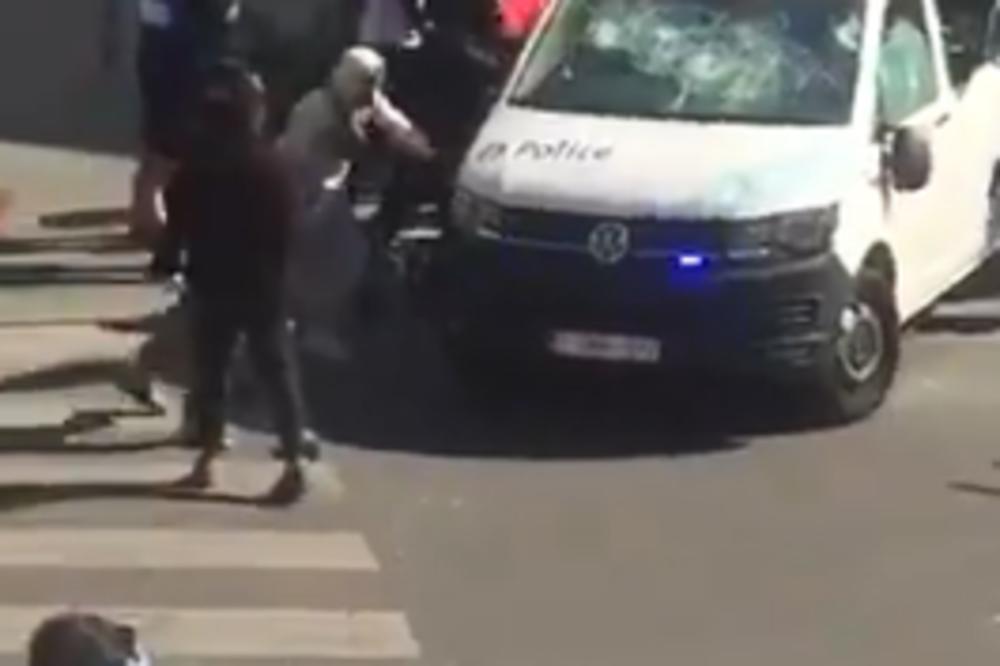 HAOTIČNE SCENE TOKOM POLICIJSKOG ČASA: Migranti izazvali ogromne nerede, sve je počelo od jednog mladića! (VIDEO)