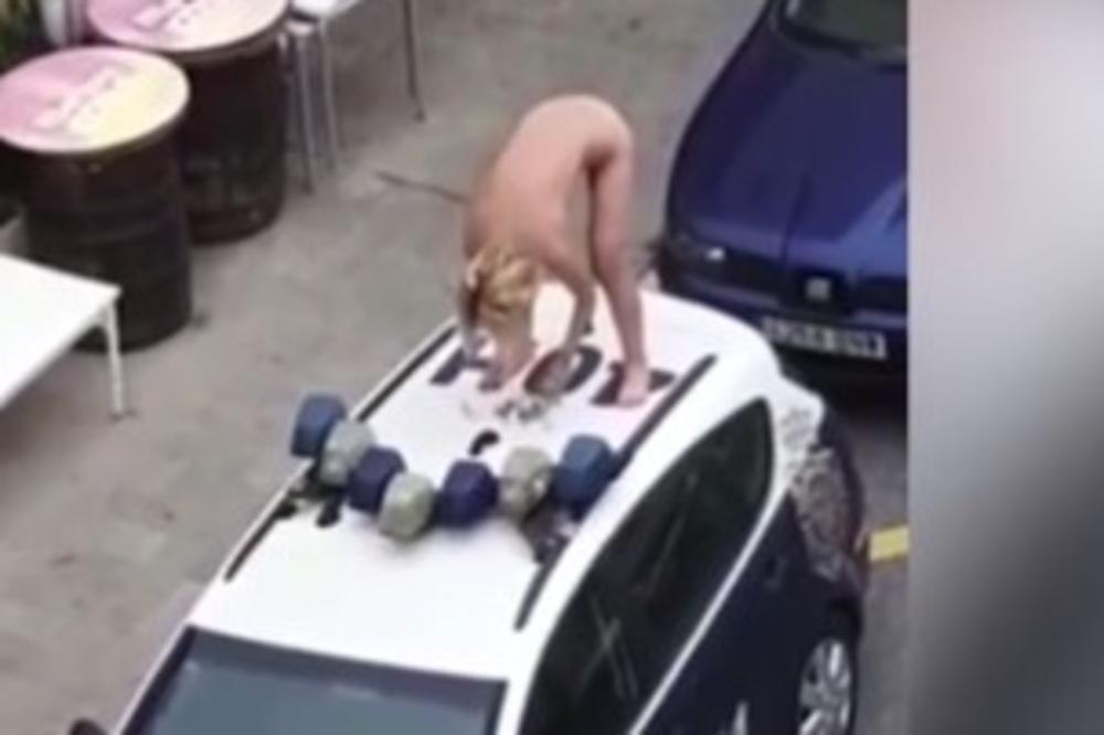 PLAVUŠA SE SKINULA SKROZ GOLA I POPELA SE NA POLICIJSKI AUTO: Luda scena šokirala ljude, ovo je prethodilo (VIDEO)