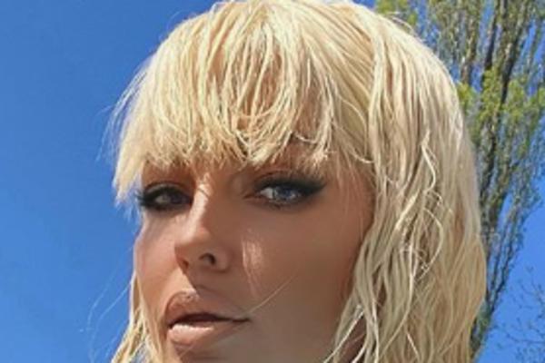 KARLEUŠA SE OŠIŠALA PA OBJAVILA SLIKU, SKROZ DRUGA OSOBA BEZ ONE KOSE: Fanovi uplašeni, pa ona je i grudi uvećavala