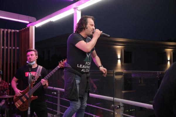 U DOBA PANDEMIJE ĆU DA NAPRAVIM KONCERT, A KOME SMETA NEKA SEDI KOD KUĆE I PLAČE: Aca Lukas posla BRUTALNU PORUKU