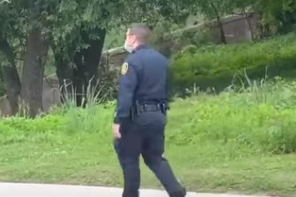 SCENA IZ PARKA LJUDE OSTAVILA U ČUDU: Ono što je radio ovaj policajac sigurno nikad niste videli! (VIDEO)
