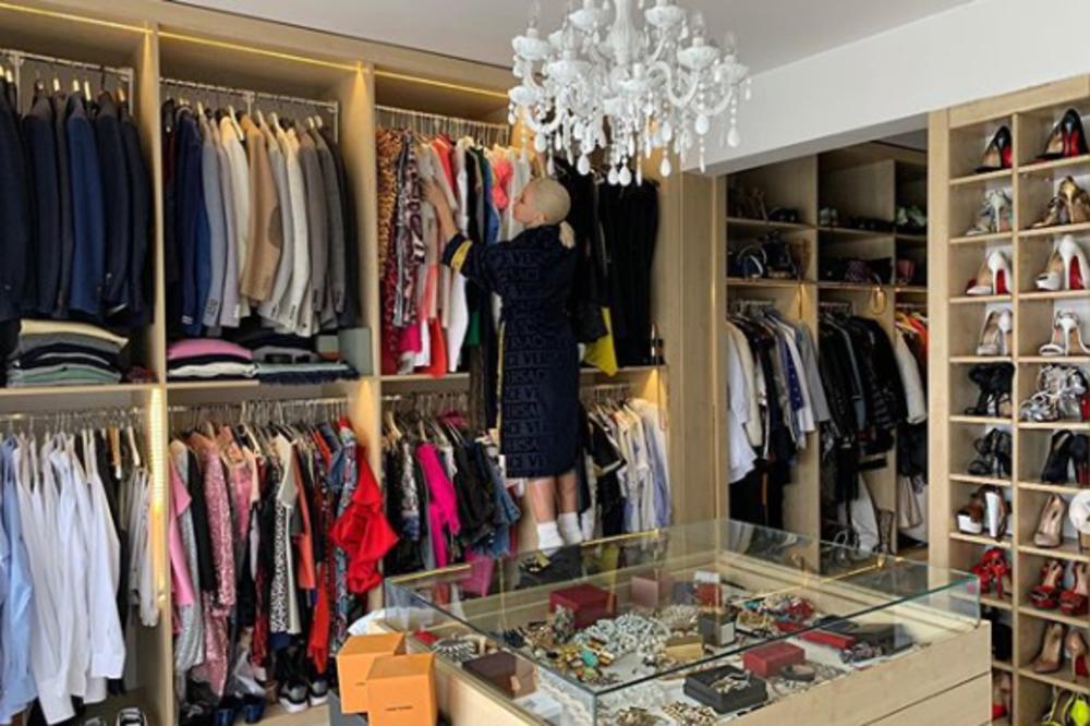 SVE PRŠTI OD GLAMURA, MAJA JE PEVAČICA SA NAJRASKOŠNIJOM VILOM: Kristalni lusteri, garderoberi na više nivoa! Vau!