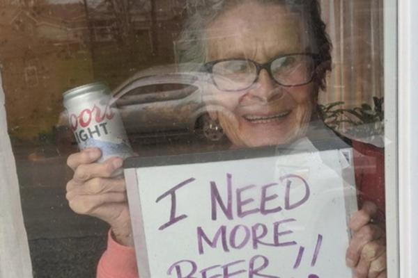 NA BAKIN PRAG STIGLE LIMENKE! Komšije uslišile želju gospođi (93) čija je fotografija OBIŠLA SVET!