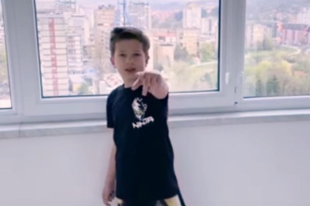 OVAKO NAŠ MALI KOMŠIJA HRABRI VRŠNJAKE: Dženad (9) snimio pesmu koja podiže duh u izolaciji (VIDEO)