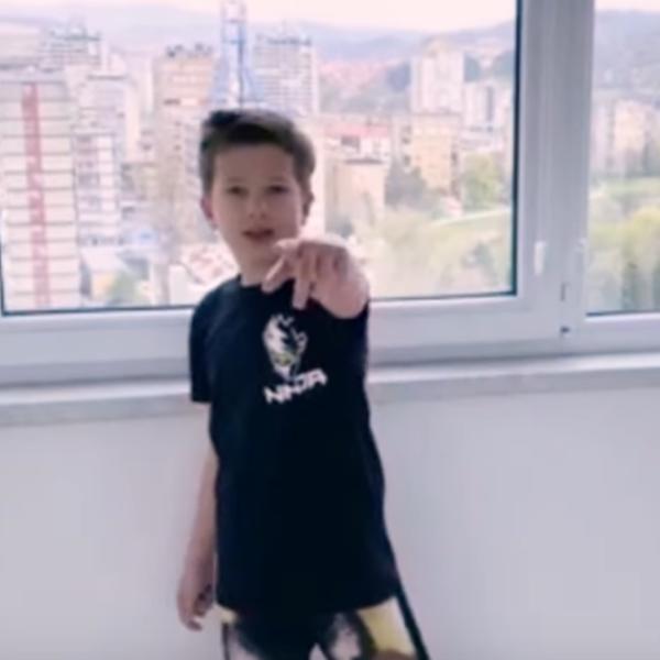 OVAKO NAŠ MALI KOMŠIJA HRABRI VRŠNJAKE: Dženad (9) snimio pesmu koja podiže duh u izolaciji (VIDEO)