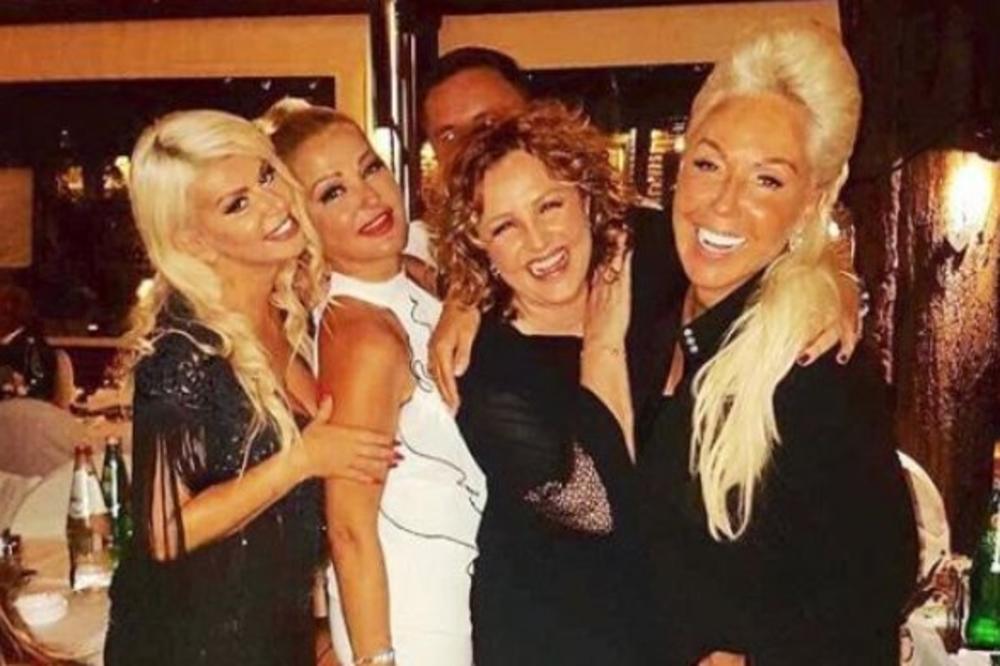 PEVAČICA OTKRILA TAJNE RAZGOVORE KOJE VODI SA LEPOM BRENOM: Evo šta rade kasno noću dok svi spavaju!