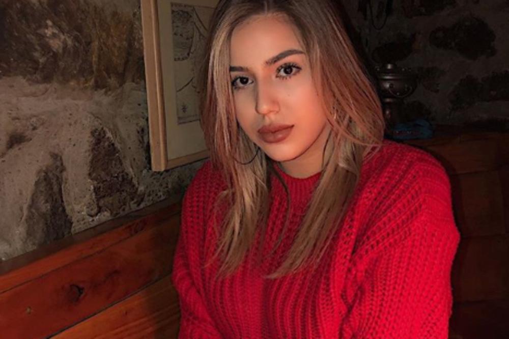 ČOLINA ĆERKA JE UVEK ZAKOPČANA DO GRLA, SAD JE OVA LEPOTICA IZNENADILA IZDANJEM: Prekratki minić i mrežaste čarape!