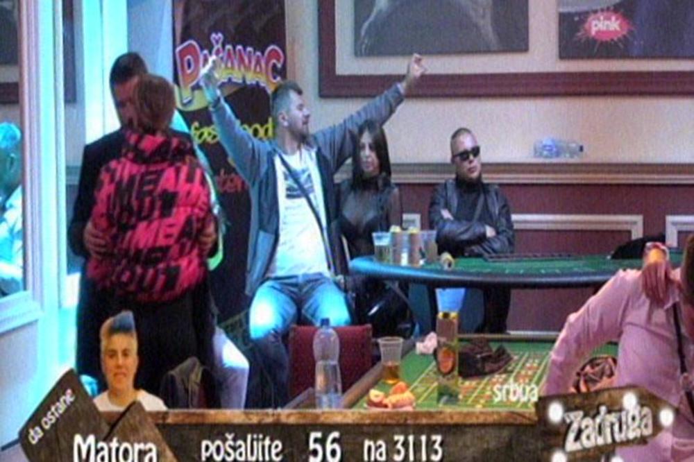 ZAPALILA MU MAŠTU, ZABORAVIO I NA ŽENU I NA RIJALITI! Janjuš opčinjen Majinim grudima! (FOTO)