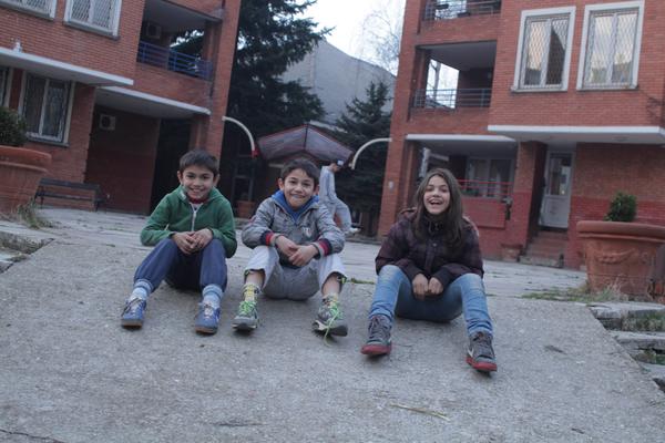 KROV NAD GLAVOM: Siledžije iz Levijatana napali romsku decu, porodici Garip oteli psa uz pretnje i uvrede!