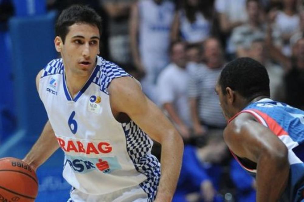 NIJE MU LAKO: Hrvatu se žena porodila, a on zbog koronavirusa ne sme da uzme dete u naručje!