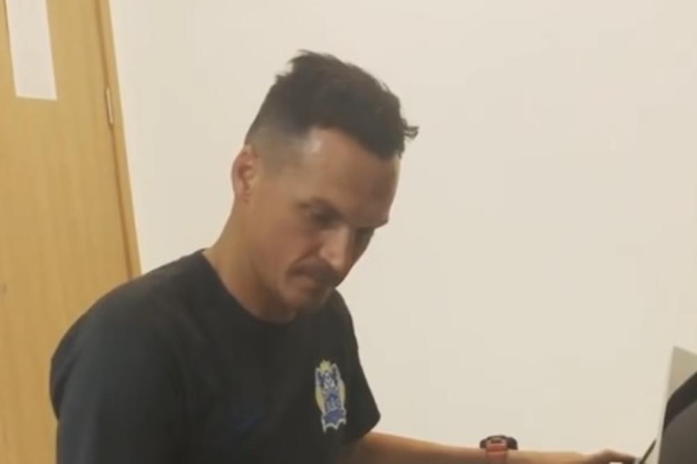 ONI KOJI GLEDAJU LA CASA DE PAPEL BIĆE ODUŠEVLJENI: Raspametiće ih snimak bivšeg igrača Zvezde za klavirom!