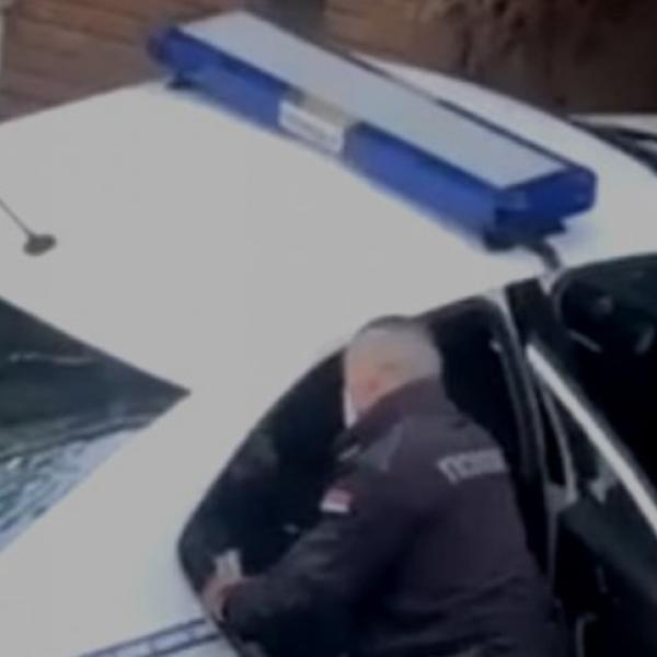 POLICAJAC BRUTALNO PREBIJA PRIVEDNOG MLADIĆA: Procurio jeziv snimak iz Srbije (VIDEO)