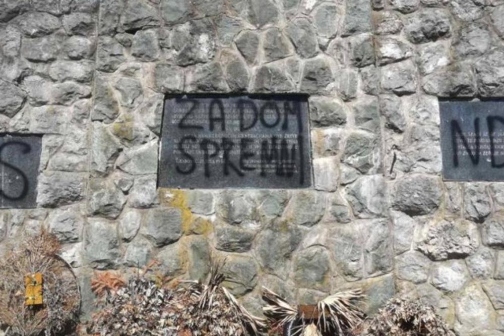 USRED KORONE USTAŠKIM GRAFITIMA UNIŠTILI SPOMENIK SRPSKIM MUČENICIMA! Ovde leži 1.240 žrtava Pavelićevog režima!