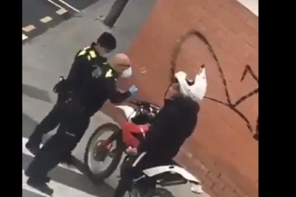 POLICIJA BATINA MLADIĆA KOJI JE VOZIO MOTOR: Novi snimak brutalnosti na ulicama! (VIDEO)