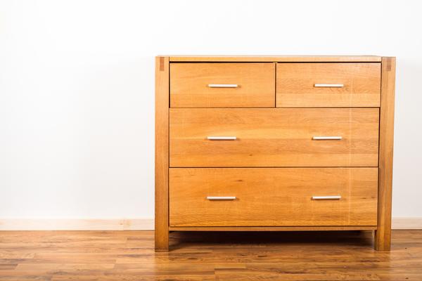 PETAR JE UŠAO U STAN I NAŠAO STARU KOMODU: Kad je otvorio, sledio se i ODMAH PAO U NESVEST OD ŠOKA