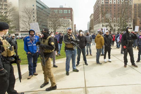 NAORUŽANI LJUDI IZAŠLI NA ULICE, I BEZ MASKI KRENULI U PROTEST: U ovoj američkoj državi vlada haos! (VIDEO)