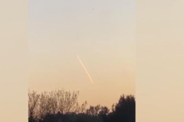ŠTA JE OVO? NA NEBU SNIMLJEN ČUDAN DUGULJAST OBJEKAT: Sporo se spuštao na zemlju! (VIDEO)