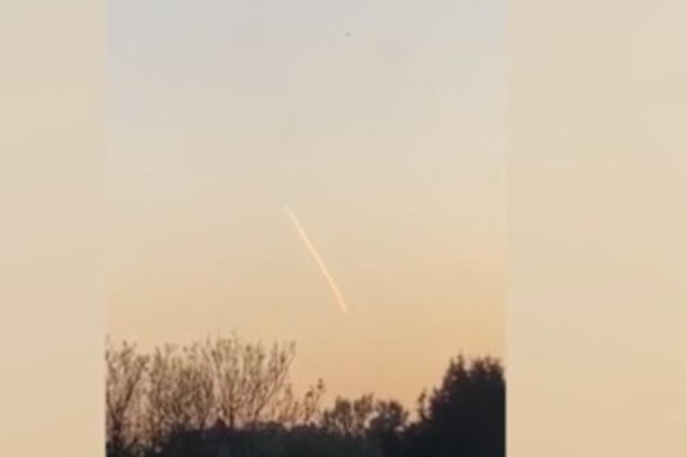 ŠTA JE OVO? NA NEBU SNIMLJEN ČUDAN DUGULJAST OBJEKAT: Sporo se spuštao na zemlju! (VIDEO)