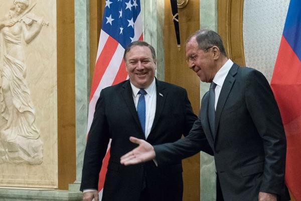 SVET SE GUŠI U VIRUSU, A OVI ĆASKAJU O TEMI KOJA SADA NIKOG NE ZANIMA: Razgovor Lavrova i Pompea!