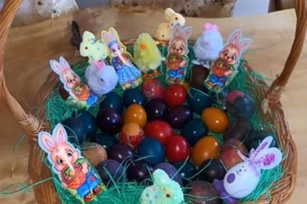 Najbrži RECEPT za FARBANJE VASKRŠNJIH JAJA: Treba vam PLASTIČNA čaša i PIRINAČ! (VIDEO)