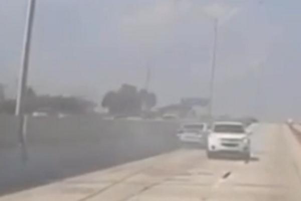 BAHATI VOZAČ DIVLJAO NASRED AUTO-PUTA! Gledamo i ne verujemo šta ovaj čovek radi! (VIDEO)