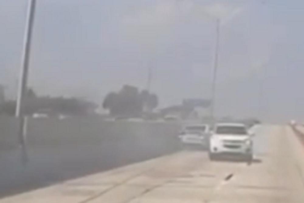 BAHATI VOZAČ DIVLJAO NASRED AUTO-PUTA! Gledamo i ne verujemo šta ovaj čovek radi! (VIDEO)