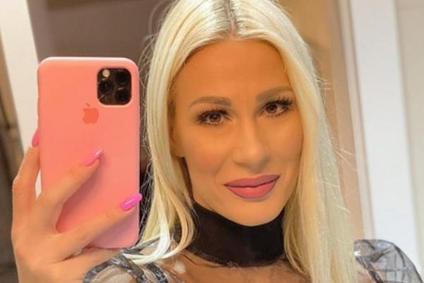 SE*SI VESNA ĐOGANI OBJAVILA SNIMAK KAKO SE UVIJA! Pevačica ima SAVRŠEN stomak, svi gledaju u njene... (VIDEO)