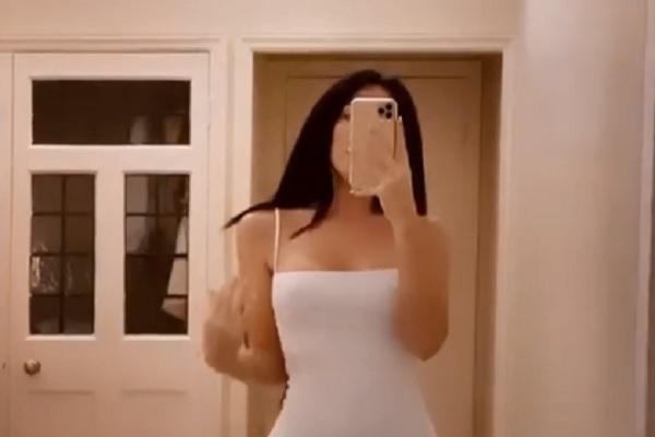 RONALDOVA GEORGINA POTPUNO NAGA, BEZ IČEGA SEDI NA BAZENU? Ne, ovo je samo njena identična dvojnica!