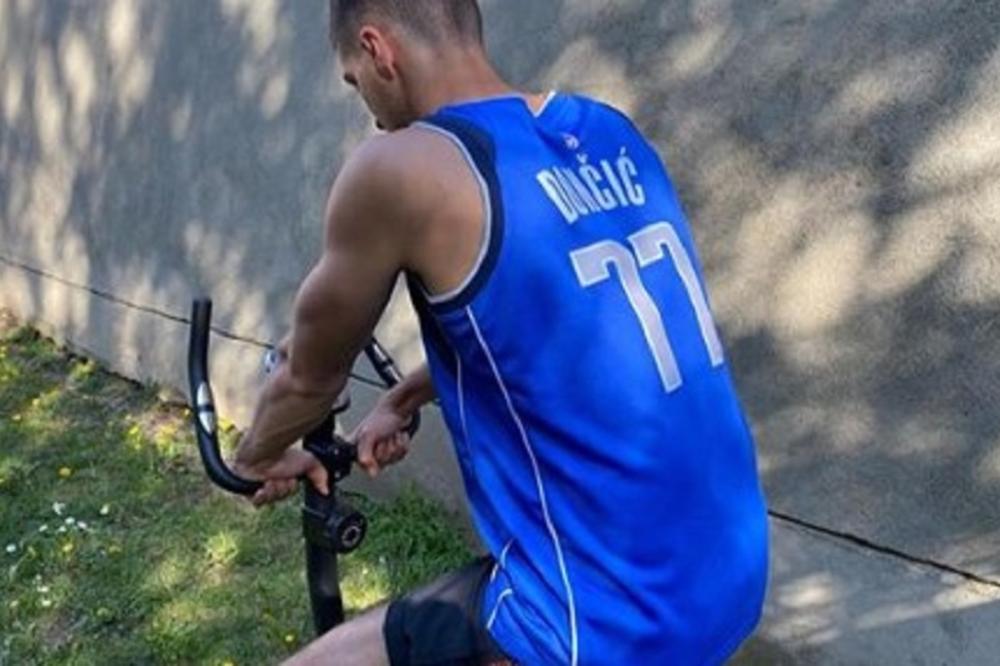 FUDBALER ZVEZDE TRENIRA U DRESU DONČIĆA: Od dvorišta napravio malu teretanu i sprema se za nastavak sezone!