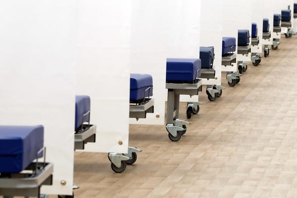 STIŽU PRVI PACIJENTI U NOVU KOVID BOLNICU! Ovo su posebni lekari koji će se brinuti o pristiglim pacijentima!