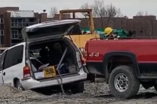 GENIJALNO: Čovek šlepao kola na način na koji niko nije mogao da pomisli da je moguć! (VIDEO)