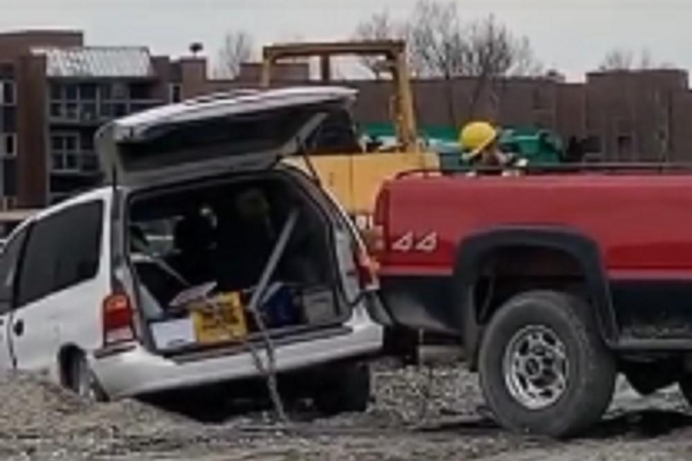 GENIJALNO: Čovek šlepao kola na način na koji niko nije mogao da pomisli da je moguć! (VIDEO)