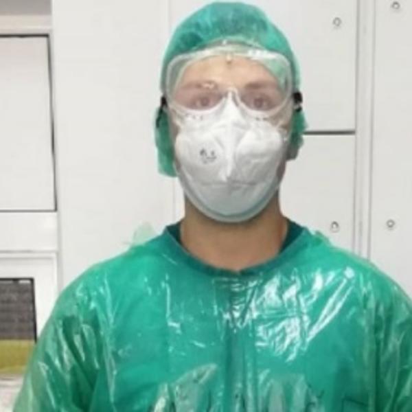 DA SE ČOVEK NAJEŽI: Milan je zdravstveni radnik, a zbog epidemije morao je ovako da čestita mami rođendan!