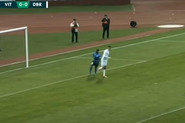 NAMERNO GA ŠUTNUO, PA DOBIO CRVENI I "PRODAO" UTAKMICU: Prekid filma fudbalera Dinama na meču beloruske lige!