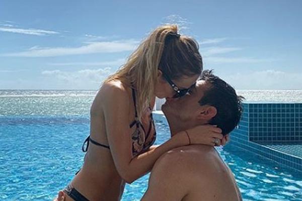 SVAKO BI UŽIVAO U OVAKVOM KARANTINU: Razgolićena legla na srpskog fudbalera, a onda je sevnula savršena guza!