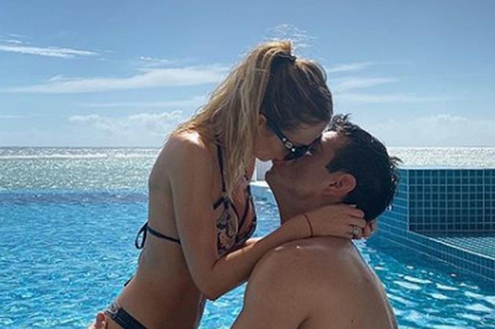 SVAKO BI UŽIVAO U OVAKVOM KARANTINU: Razgolićena legla na srpskog fudbalera, a onda je sevnula savršena guza!