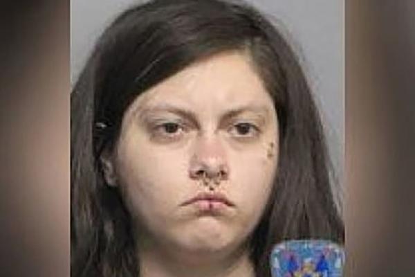 NISU HTELI DA JE USLUŽE, PA SE SKINULA GOLA: Na aerodromu bez odeće stala u red za kartu ali tu nije kraj! (FOTO)