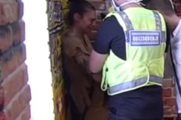 KRVAVI USKRS U ZADRUZI! Mina zarila sebi staklo u ruku dok obezbeđenje pokušava da joj pomogne!