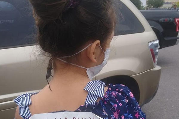 DEVOJČICA JE STAJALA ISPRED PRODAVNICE SA POTRESNOM PORUKOM NA LEĐIMA: Ova slika kruži društvenim mrežama! (FOTO)