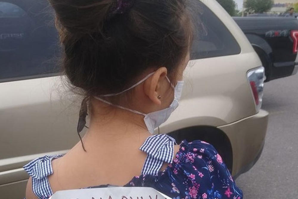 DEVOJČICA JE STAJALA ISPRED PRODAVNICE SA POTRESNOM PORUKOM NA LEĐIMA: Ova slika kruži društvenim mrežama! (FOTO)