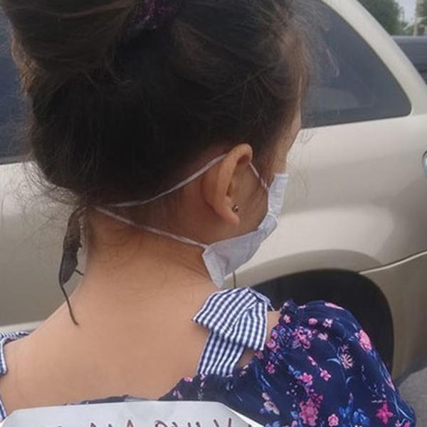 DEVOJČICA JE STAJALA ISPRED PRODAVNICE SA POTRESNOM PORUKOM NA LEĐIMA: Ova slika kruži društvenim mrežama! (FOTO)