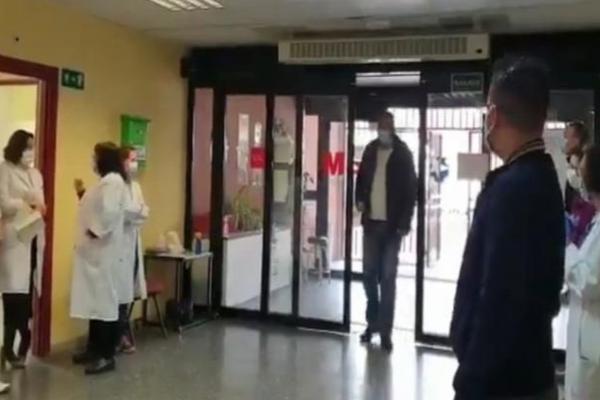 U BOLNICU JE UŠAO OVAJ ČOVEK I ODMAH JE POČEO APLAUZ: O dirljivom gestu lekara bruji planeta (VIDEO)