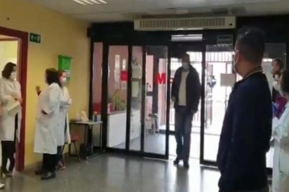 U BOLNICU JE UŠAO OVAJ ČOVEK I ODMAH JE POČEO APLAUZ: O dirljivom gestu lekara bruji planeta (VIDEO)