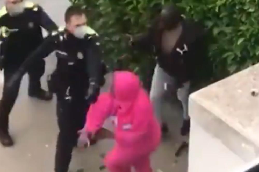 OVAKO TUČE POLICIJA U ŠPANIJI ZBOG KRŠENJA POLICIJSKOG ČASA: Jedan policajac je izvadio i PIŠTOLJ! (VIDEO)