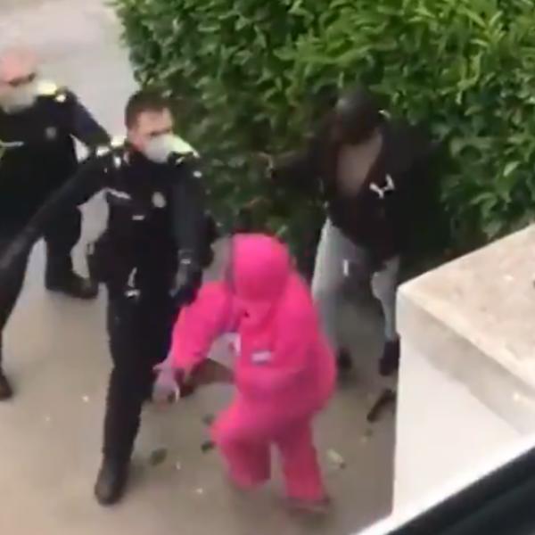 OVAKO TUČE POLICIJA U ŠPANIJI ZBOG KRŠENJA POLICIJSKOG ČASA: Jedan policajac je izvadio i PIŠTOLJ! (VIDEO)