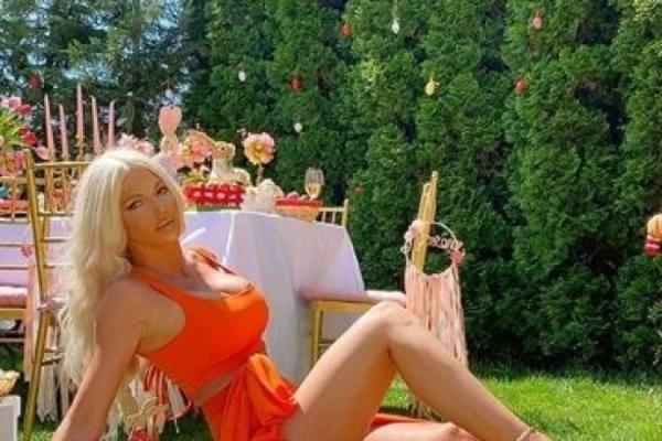 KARLEUŠA NA USKRS POKAZUJE GUZU I MEĐUNOŽJE! Važno da se slikala među jajima, a šta ispada iz haljine nije bitno?